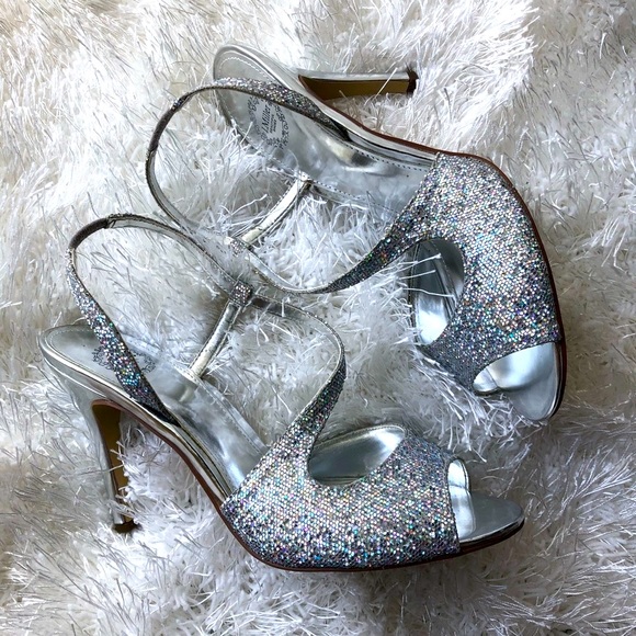 Silver Heels - Picture 4 of 8